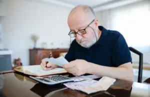 Вам добавка. Эксперт Ревзин напомнил, кому повысят пенсии с 1 октября