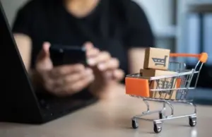 С новым налогом. На маркетплейсах могут подорожать одежда, обувь и гаджеты