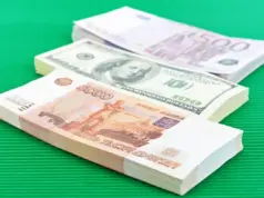 Сразу на два рубля. Эксперт Силаев объяснил, почему падают доллар и евро