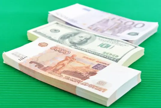 Сразу на два рубля. Эксперт Силаев объяснил, почему падают доллар и евро