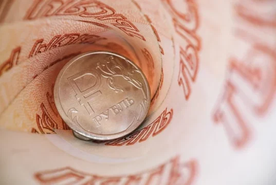 Сколько стоят доллар, евро и юань в пятницу, 13 февраля?